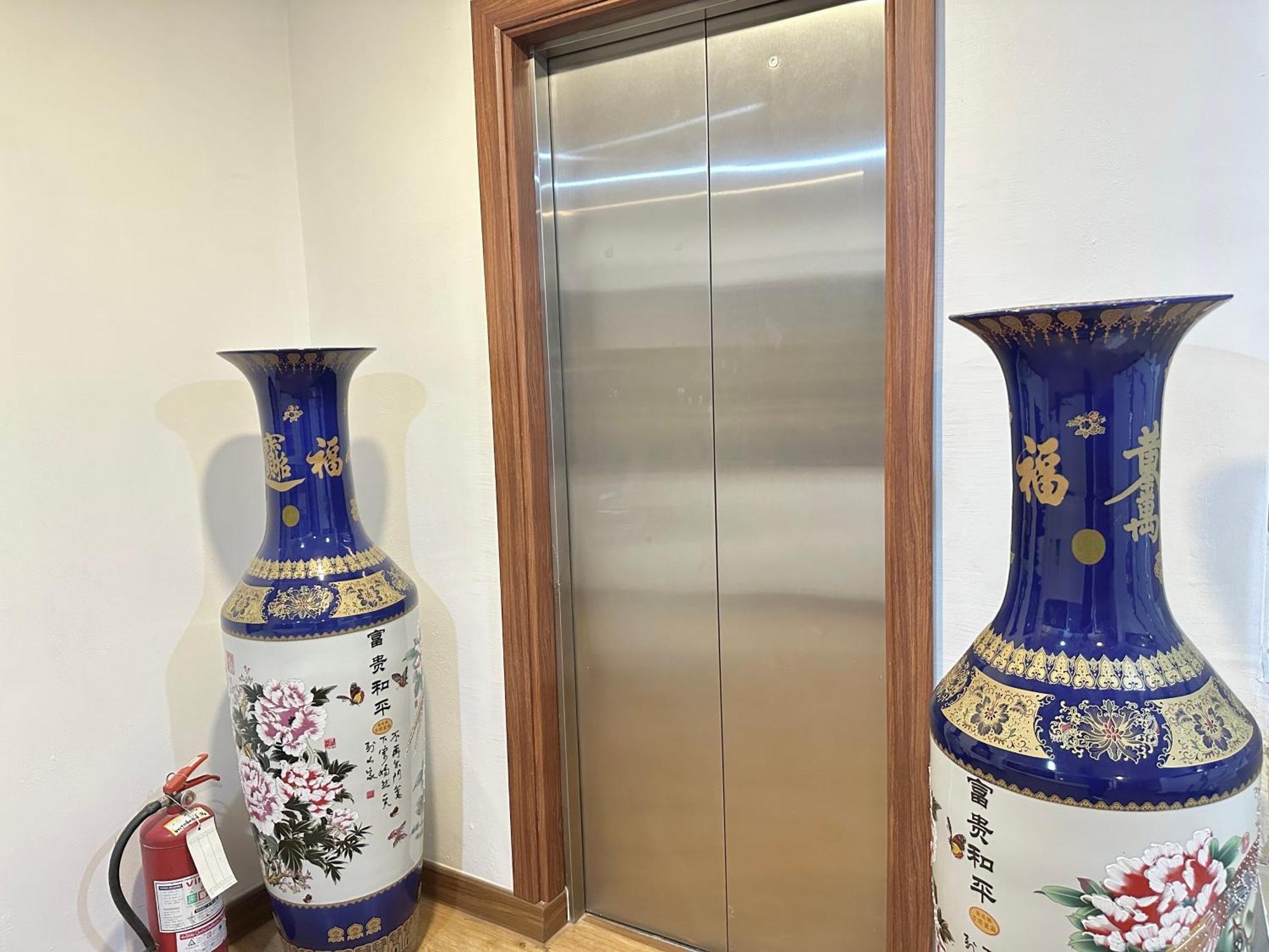 Longzhu Guesthouse Банкок Екстериор снимка