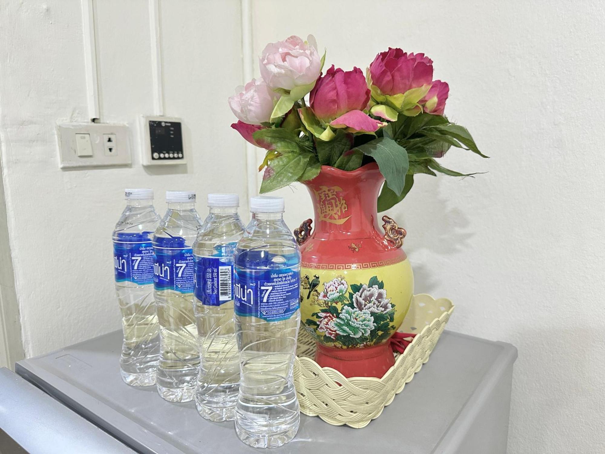 Longzhu Guesthouse Банкок Екстериор снимка