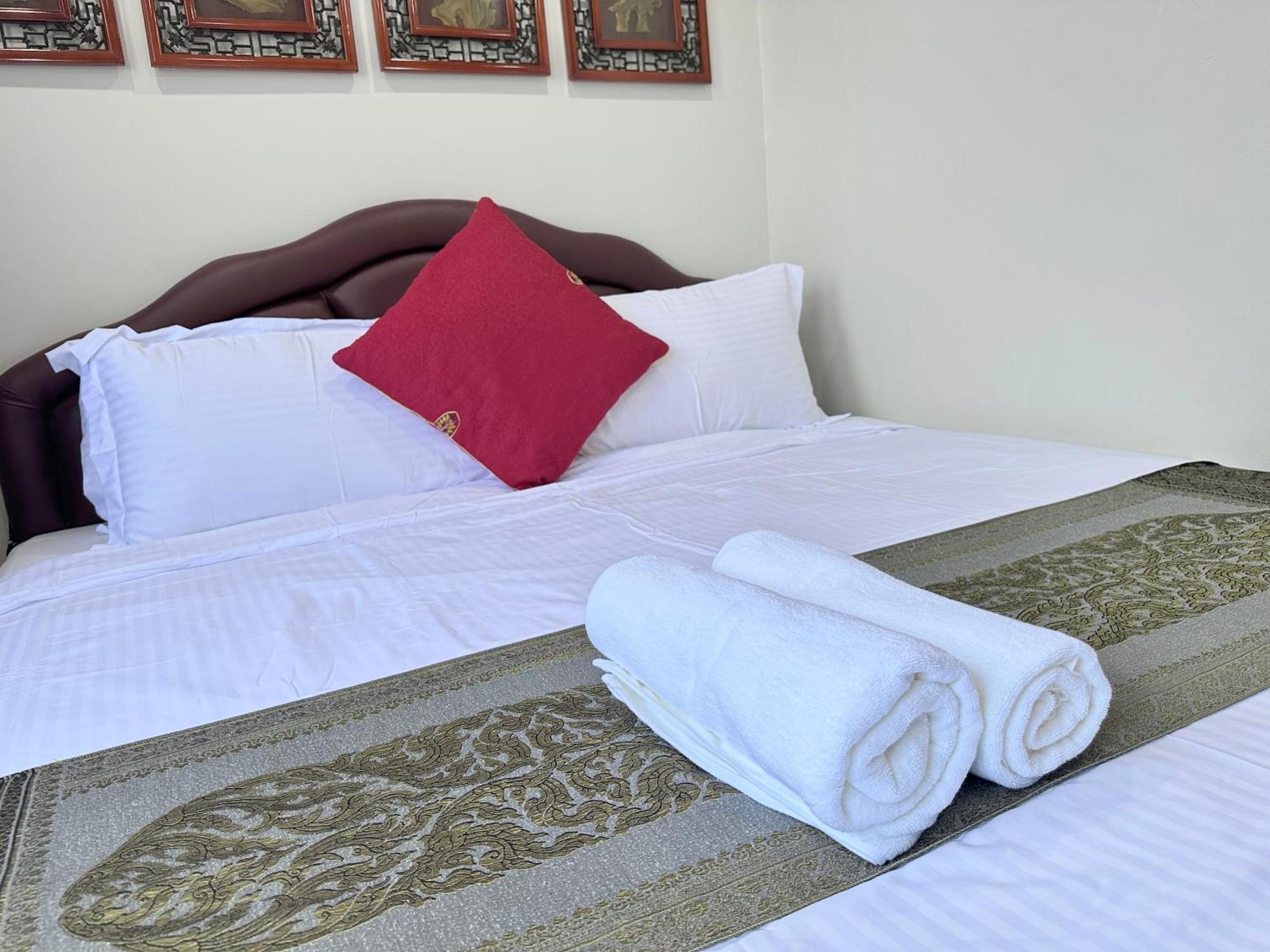Longzhu Guesthouse Банкок Екстериор снимка