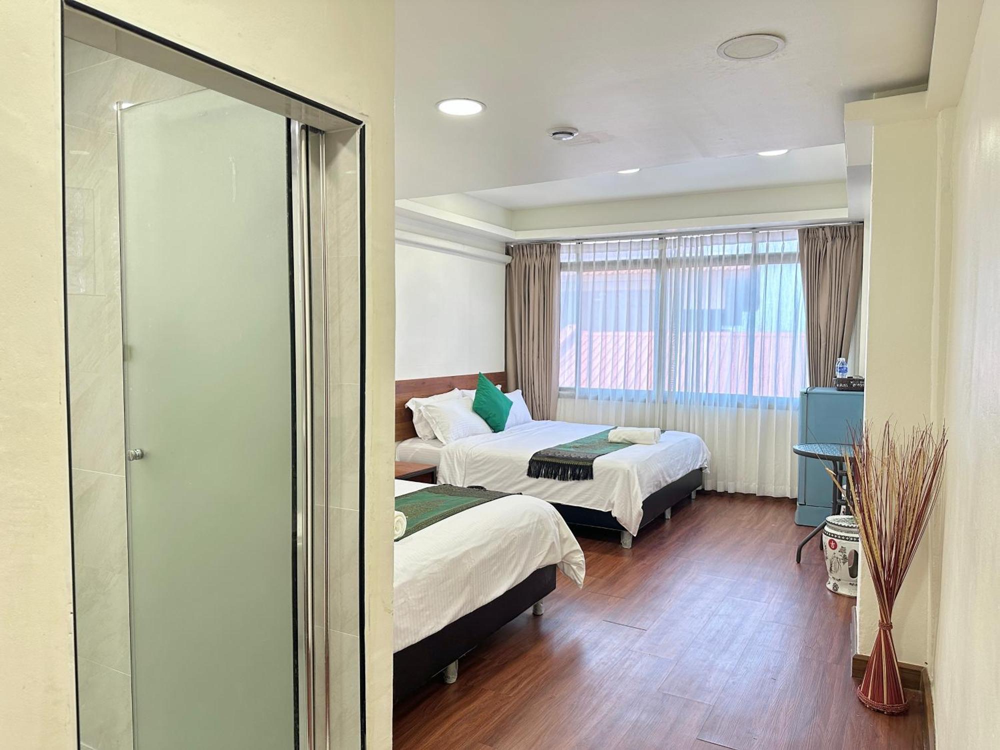 Longzhu Guesthouse Банкок Екстериор снимка