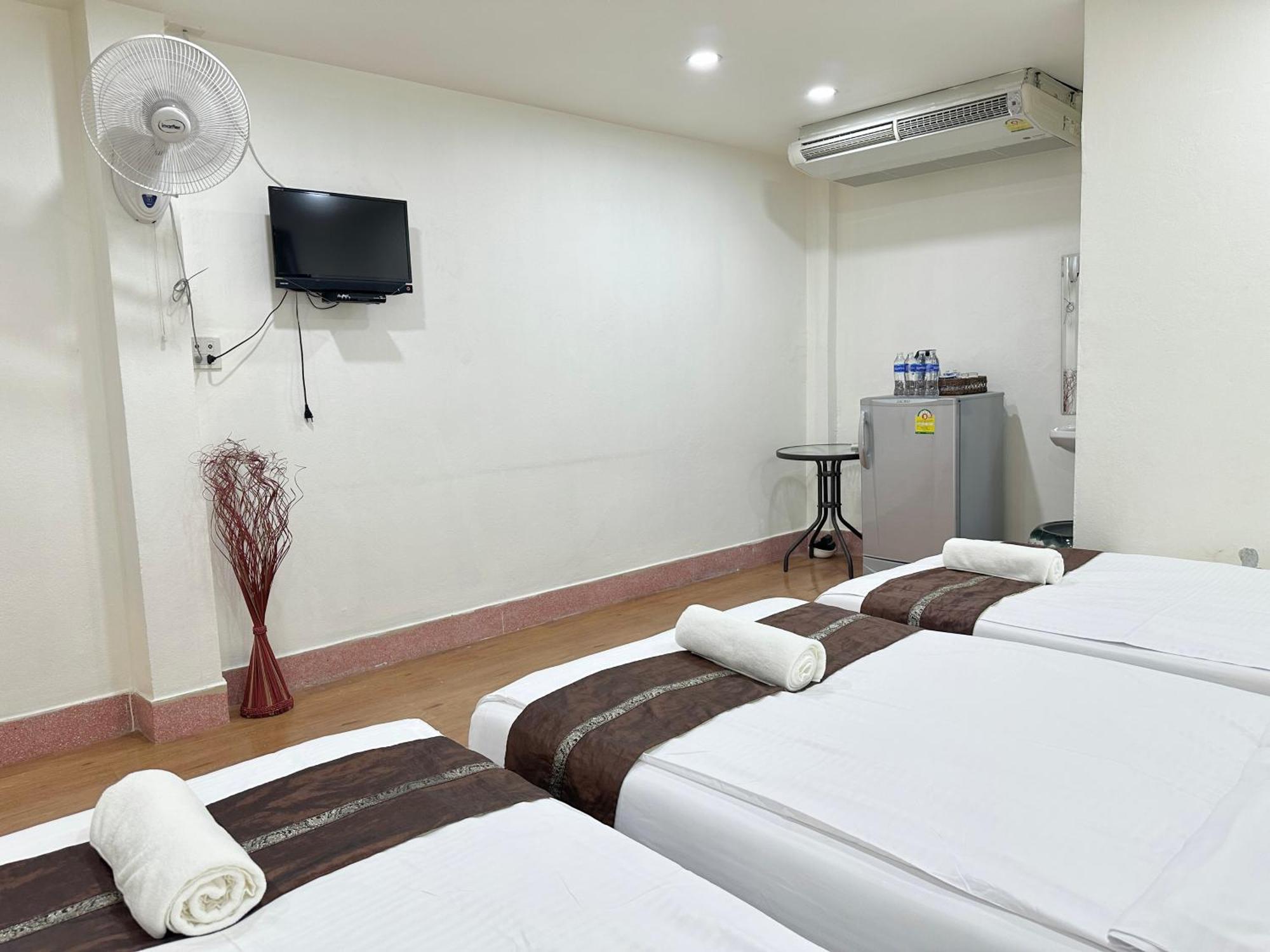 Longzhu Guesthouse Банкок Екстериор снимка