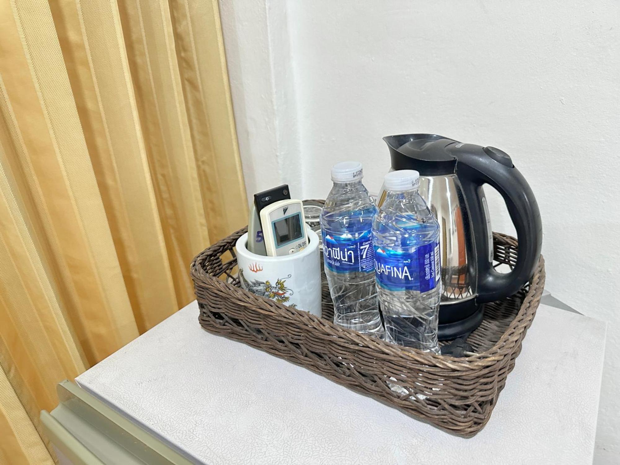 Longzhu Guesthouse Банкок Екстериор снимка
