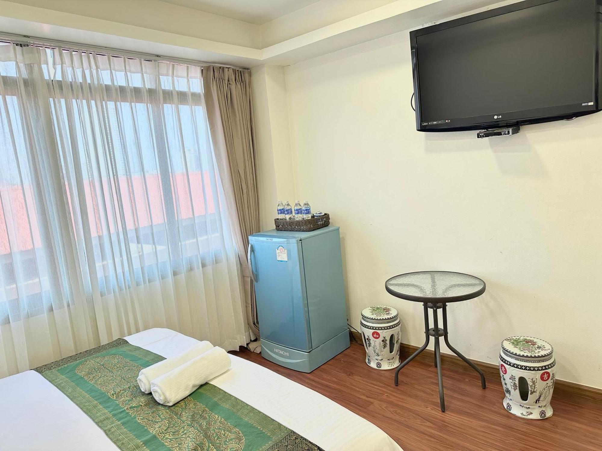 Longzhu Guesthouse Банкок Екстериор снимка