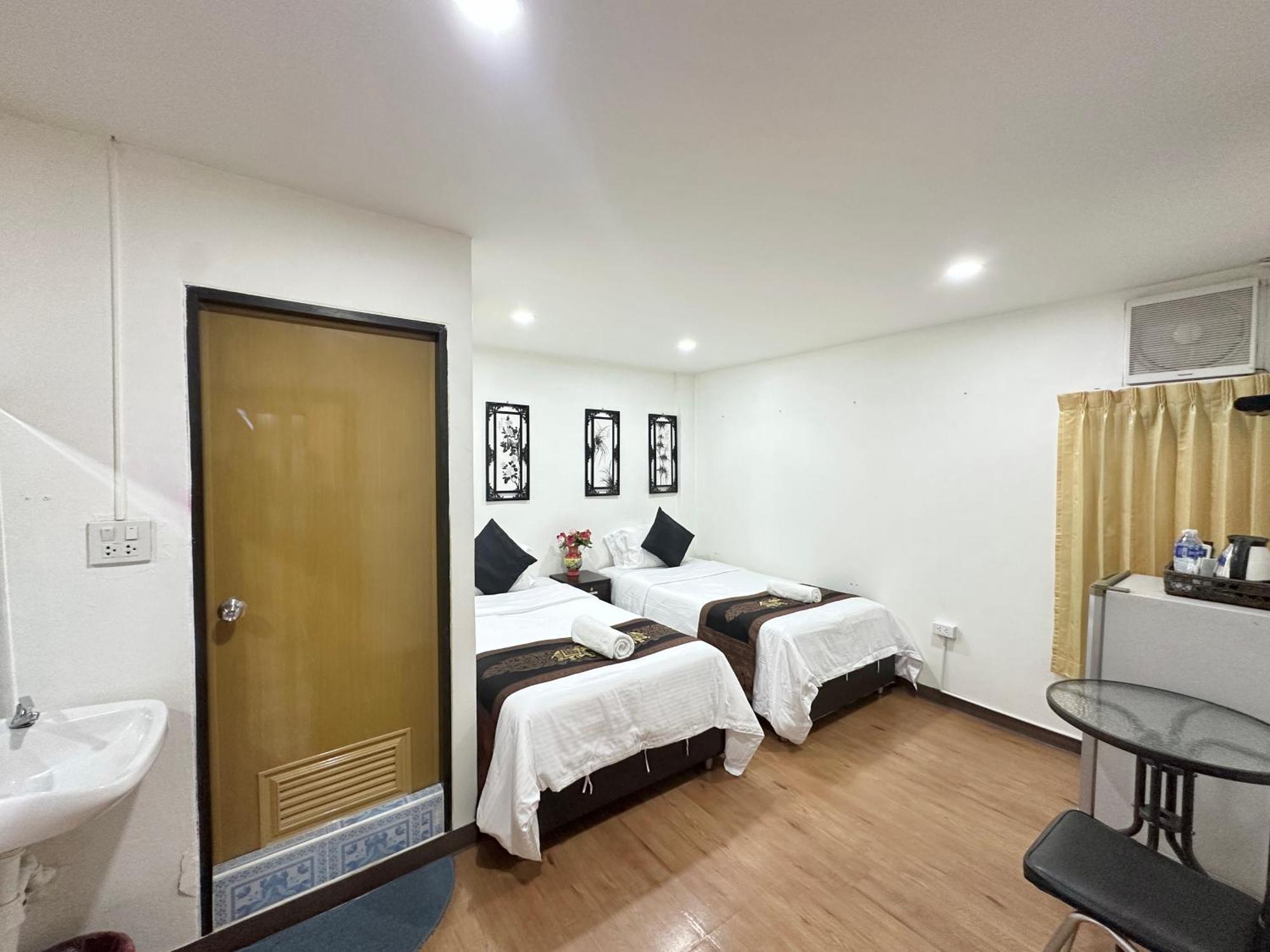 Longzhu Guesthouse Банкок Екстериор снимка