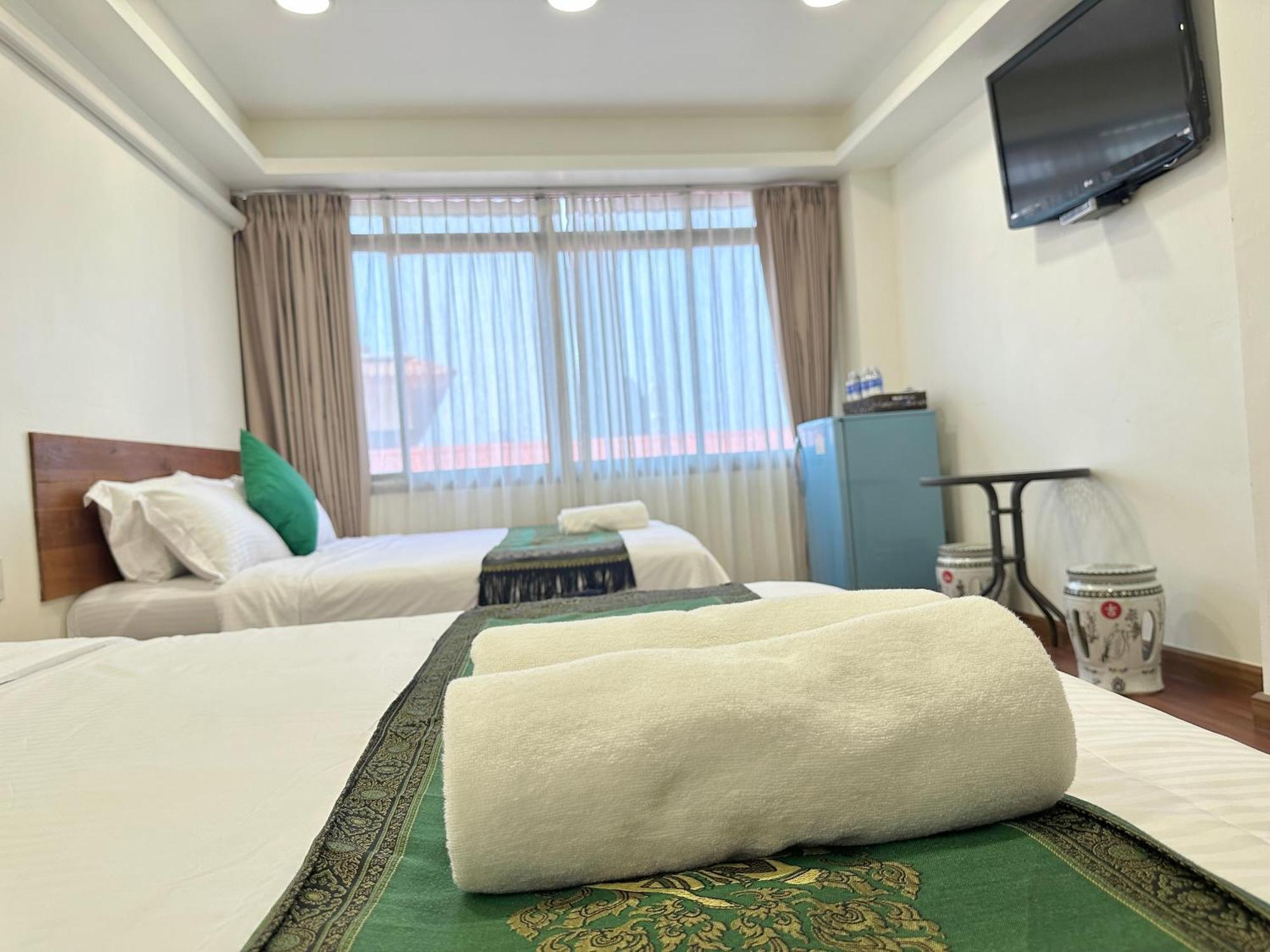 Longzhu Guesthouse Банкок Екстериор снимка