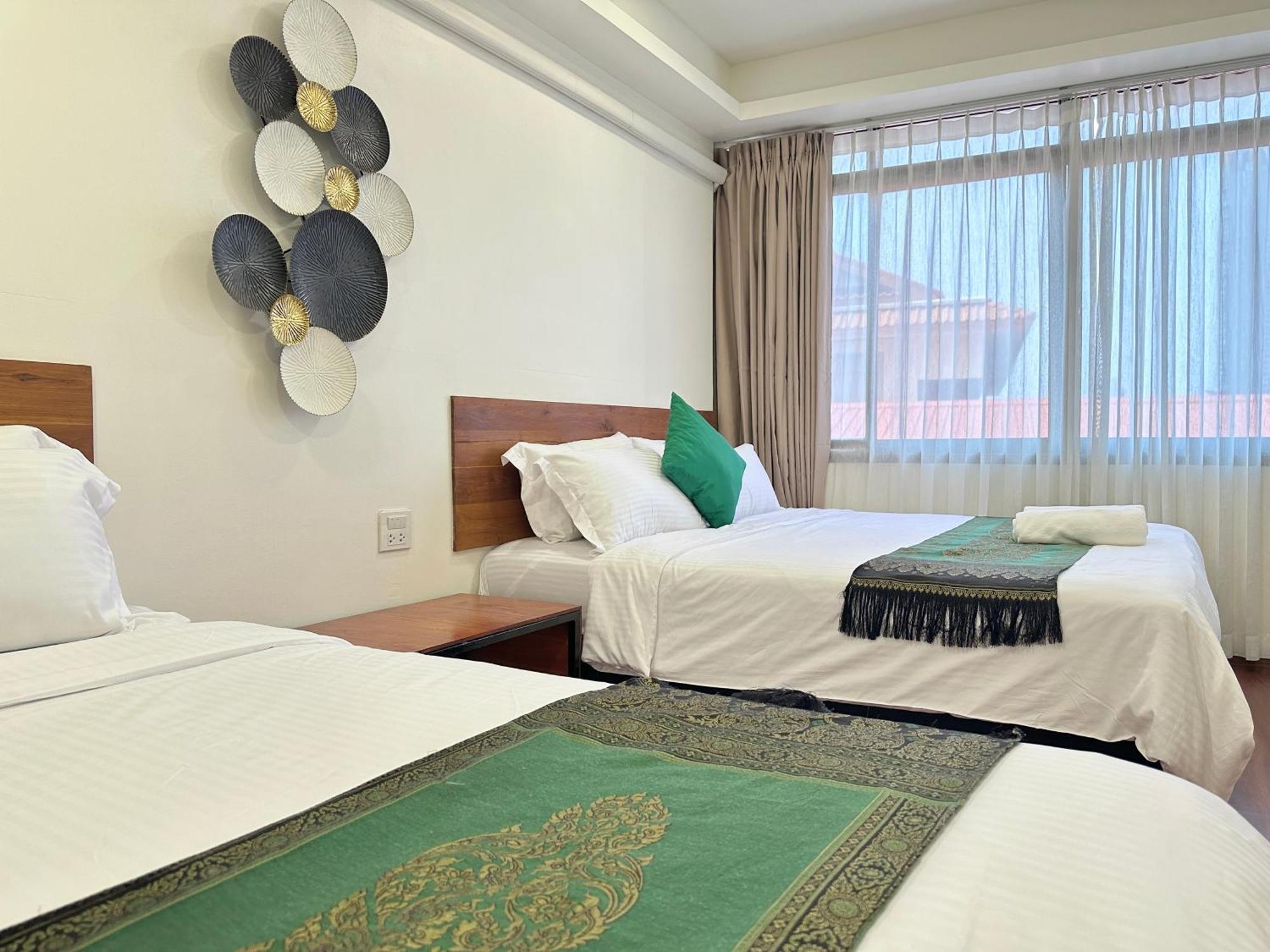 Longzhu Guesthouse Банкок Екстериор снимка