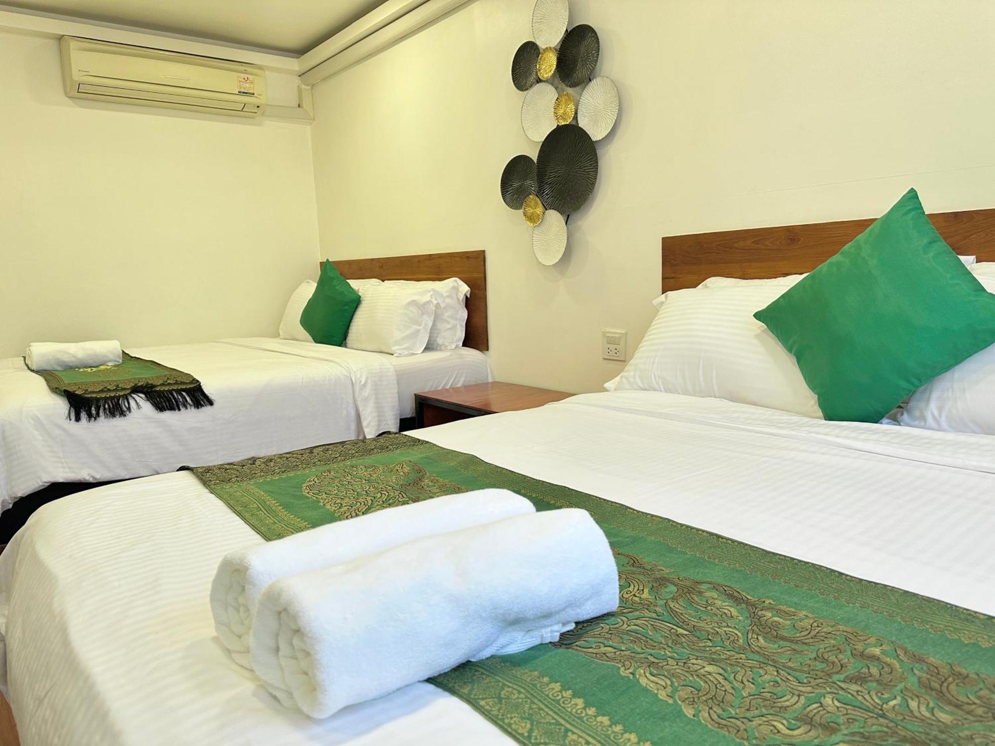 Longzhu Guesthouse Банкок Екстериор снимка