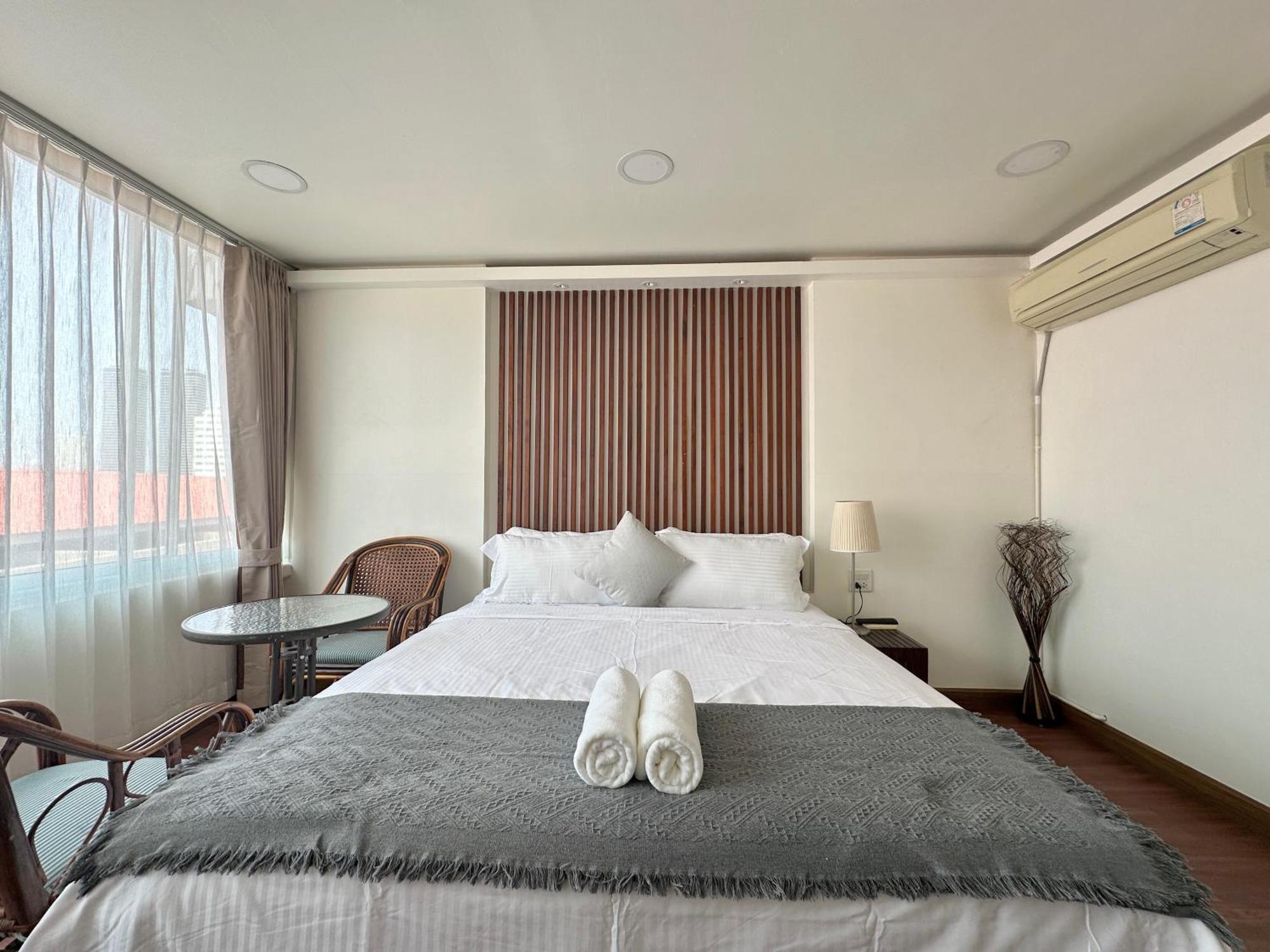 Longzhu Guesthouse Банкок Екстериор снимка