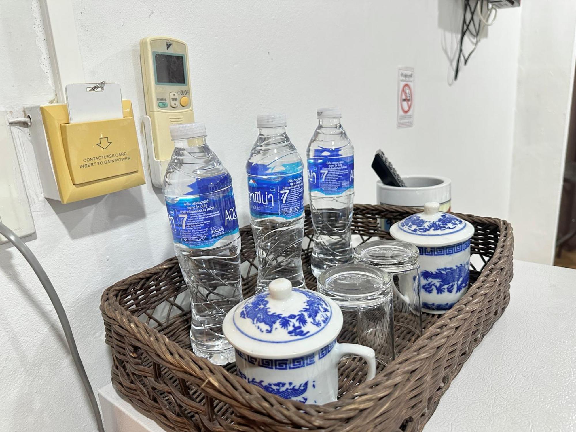 Longzhu Guesthouse Банкок Екстериор снимка