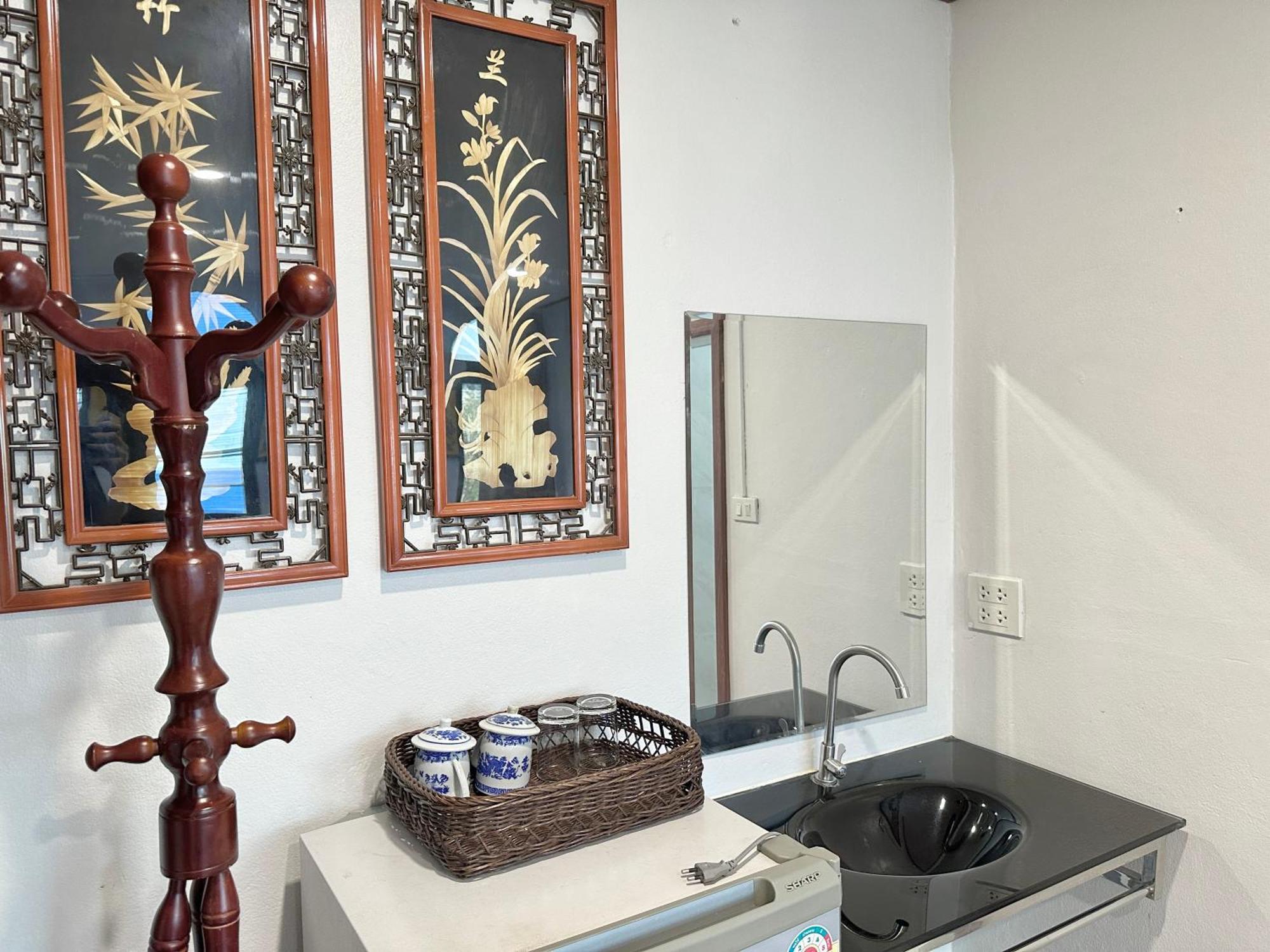 Longzhu Guesthouse Банкок Екстериор снимка