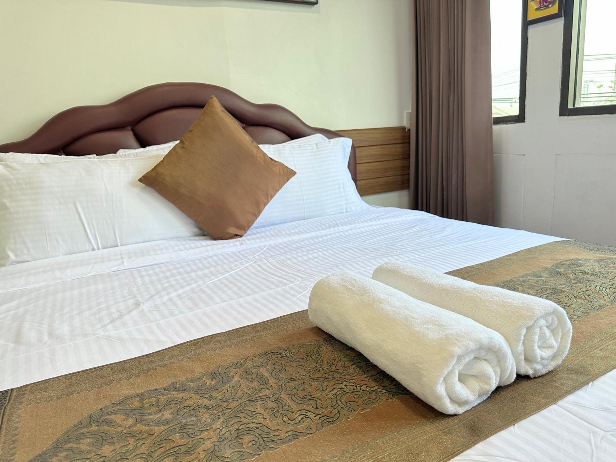 Longzhu Guesthouse Банкок Екстериор снимка