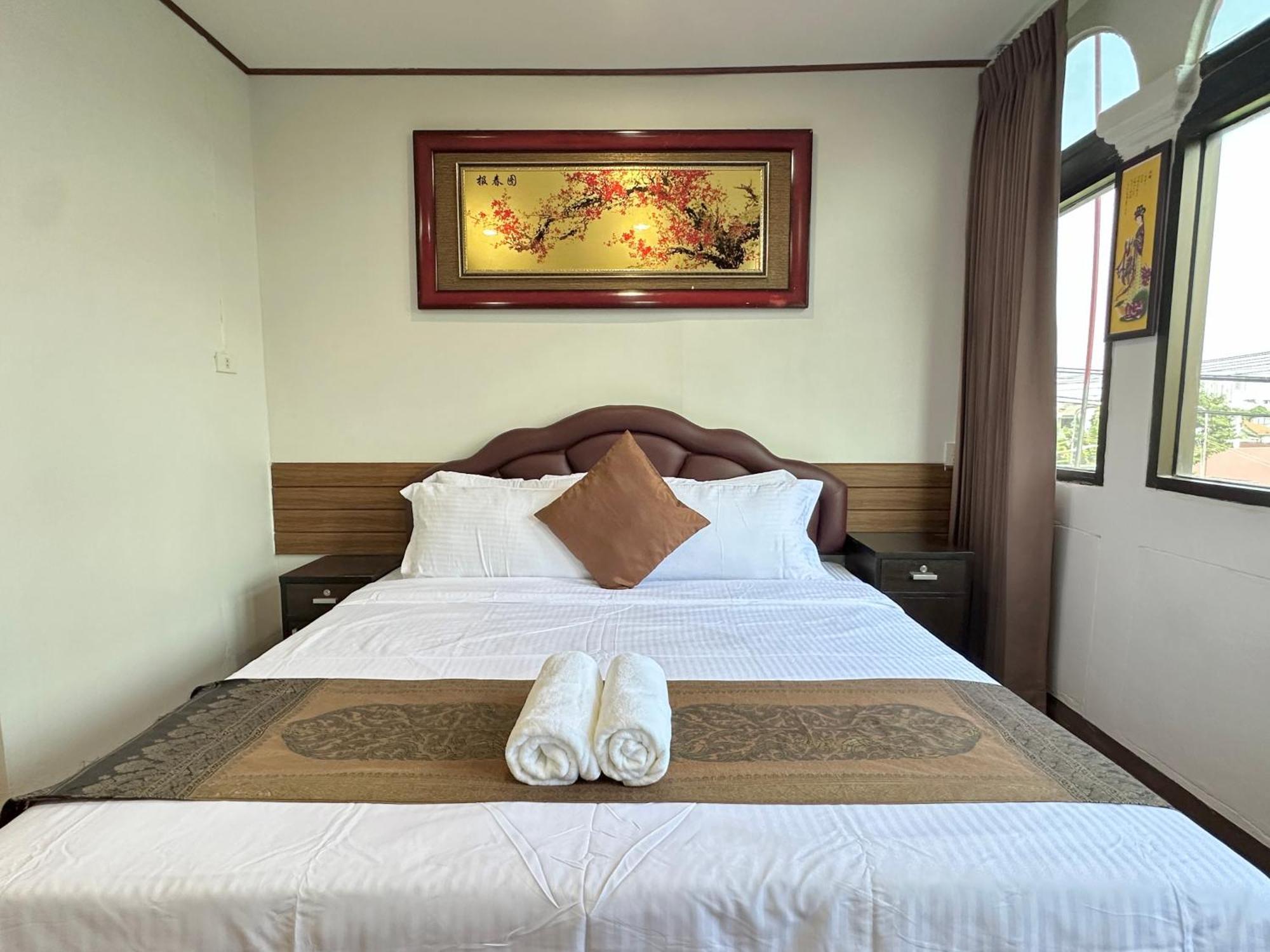 Longzhu Guesthouse Банкок Екстериор снимка