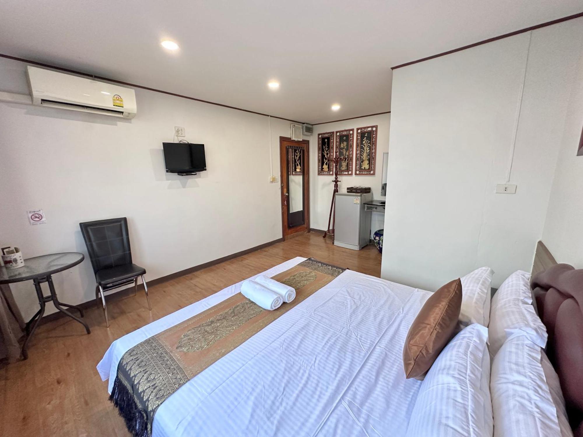 Longzhu Guesthouse Банкок Екстериор снимка